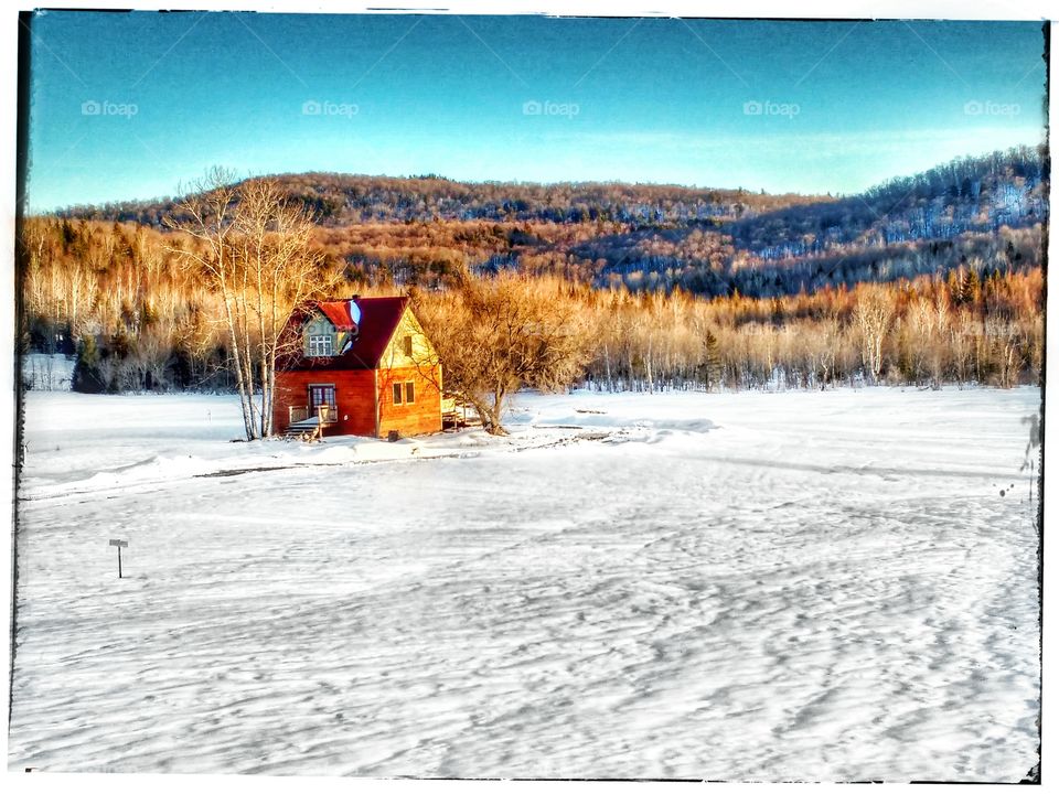 petit cabane sûr la glace