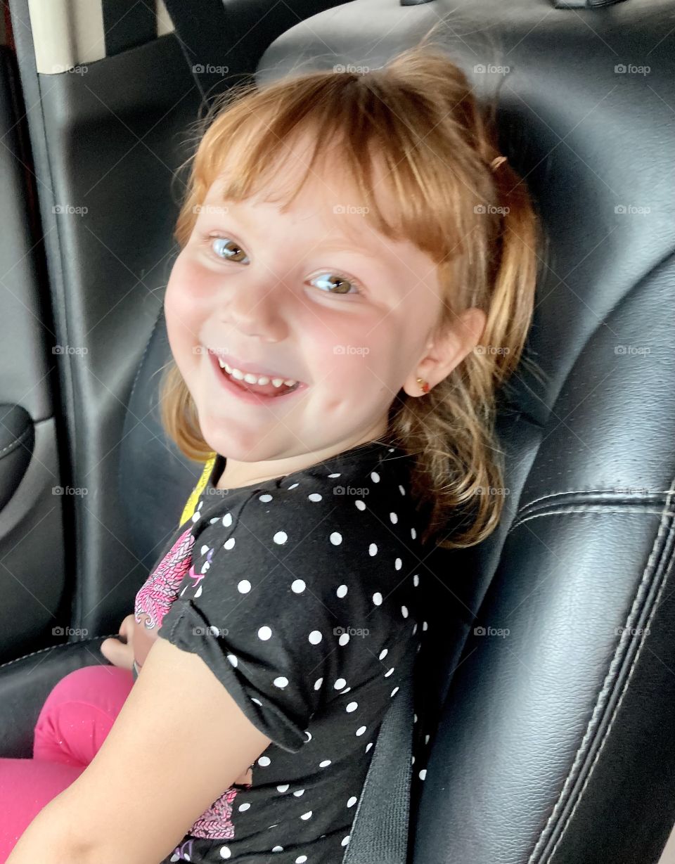 ENG - What makes me smile? Simply being next to my daughter, who infects me with her pure and sincere smile. / POR - O que me faz sorrir? Simplesmente estar ao lado da minha filha, que me contagia com seu sorriso puro e sincero.