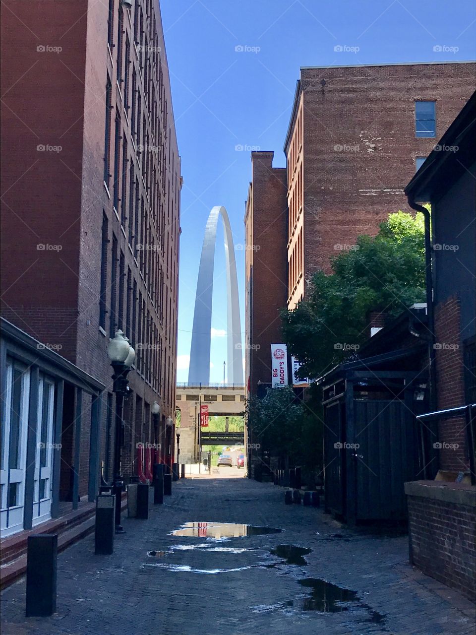 Gateway Arch from Laclede’s Landing, St. Louis, Missouri, United States 