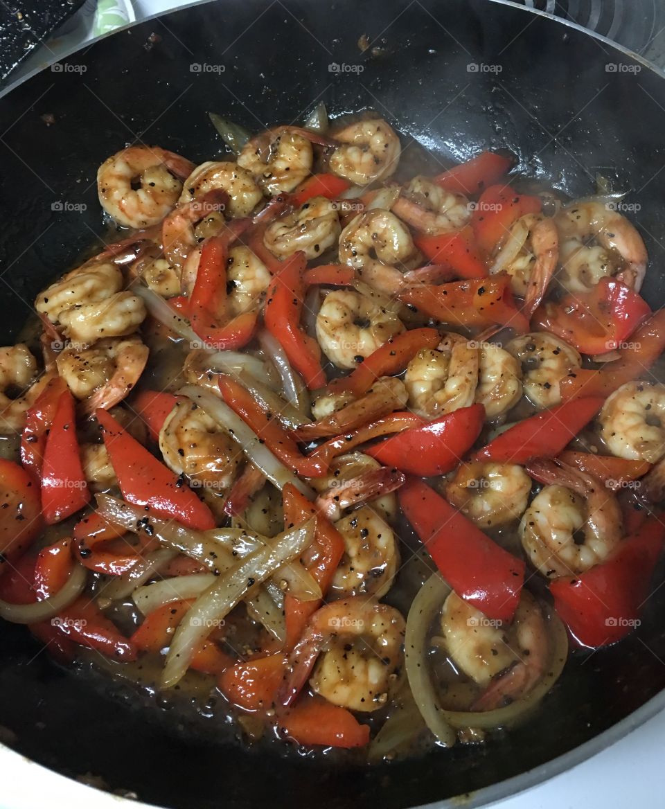 Black pepper prawns with red bell peppers 