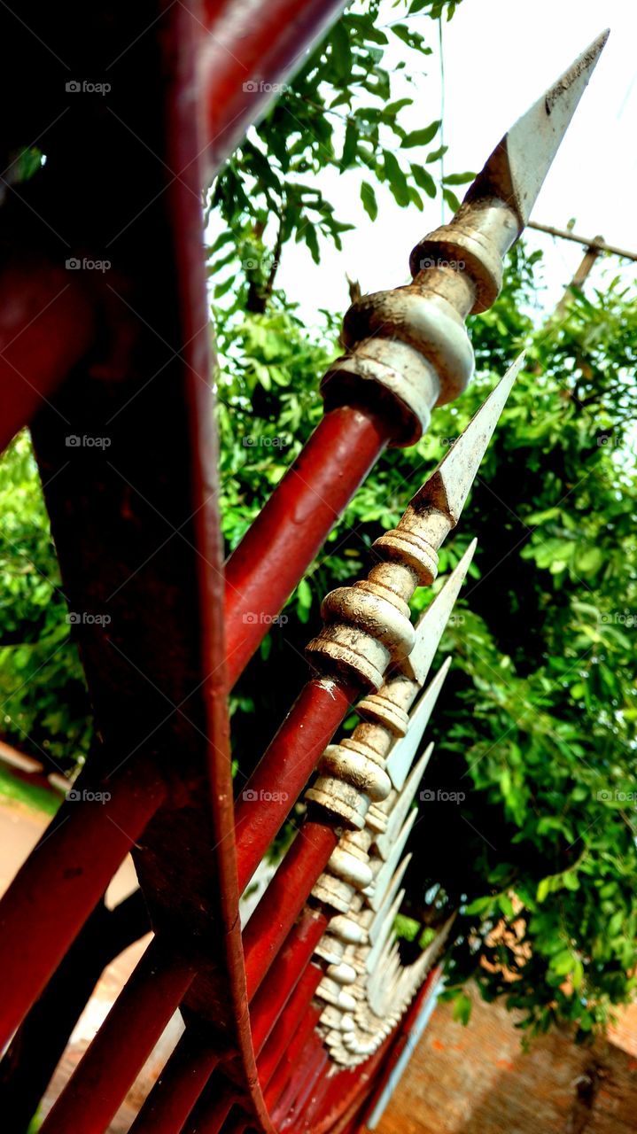 Cerca com pontas finas.