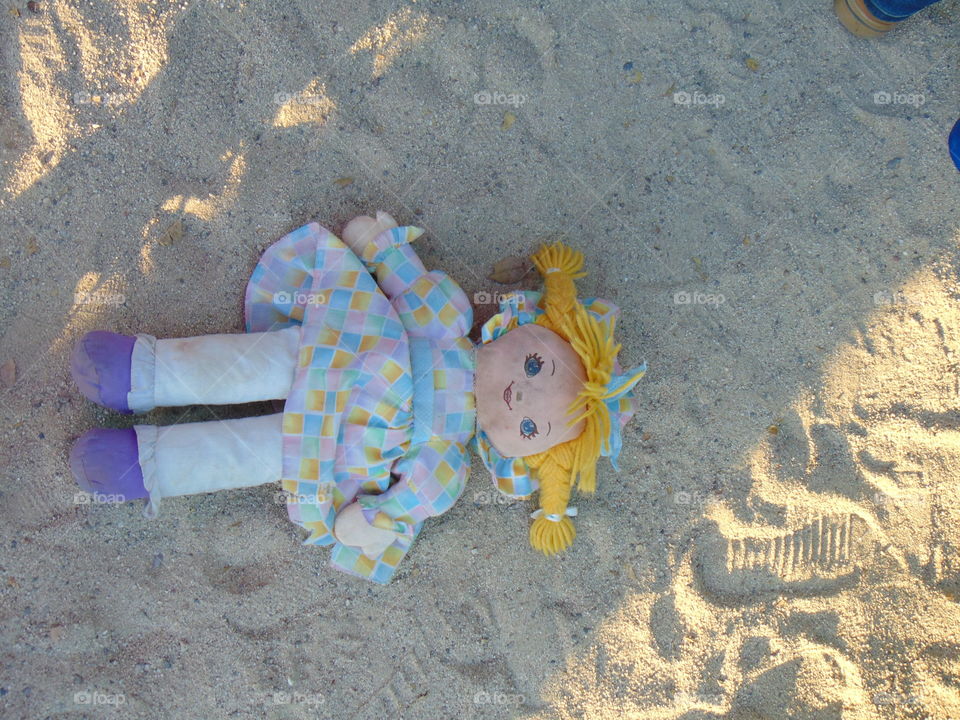 Una muñeca feliz en la arena