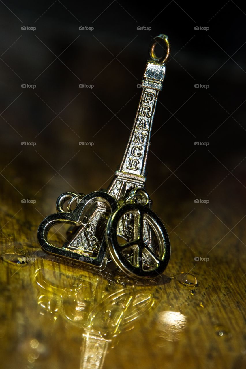 The eifeltower in between peace and love