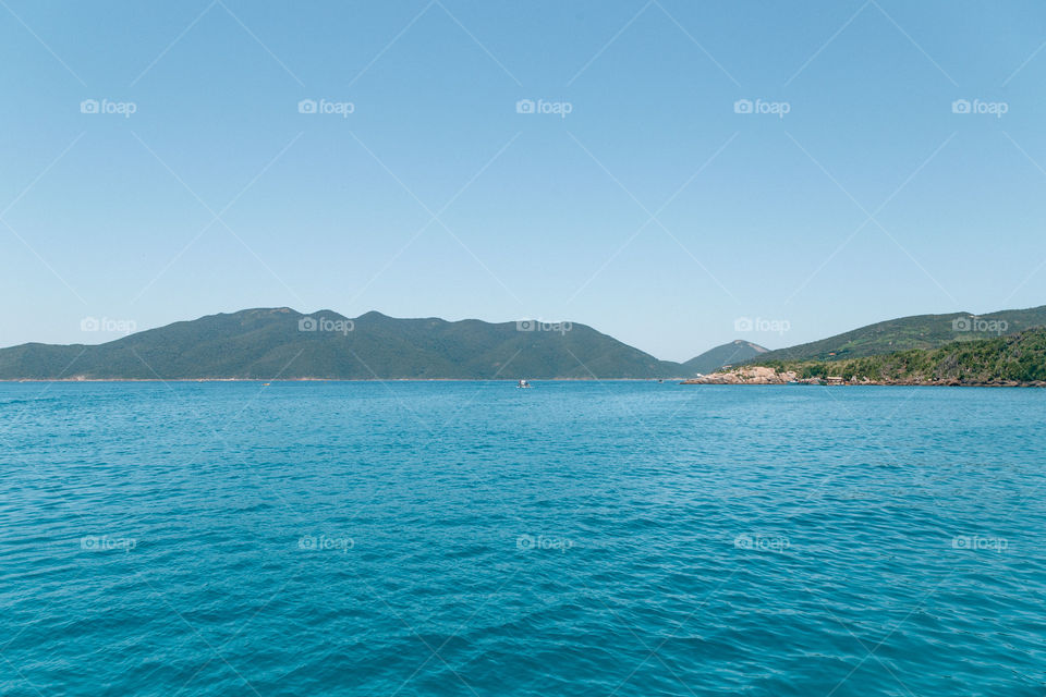 Praia com paisagem linda e fantástica no Brasil, na região do Lagos no Rio de Janeiro, em Arraial do Cabo. Uma ilha incrível de conhecer!