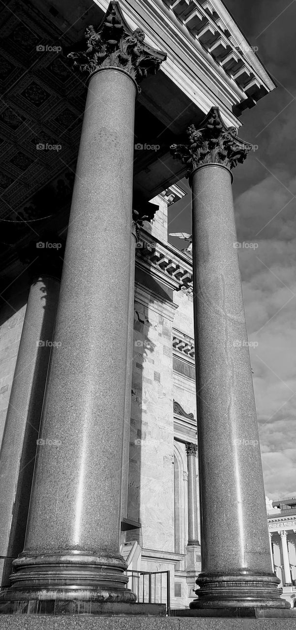 Building columns in classical architectural style◼️🏛️◻️