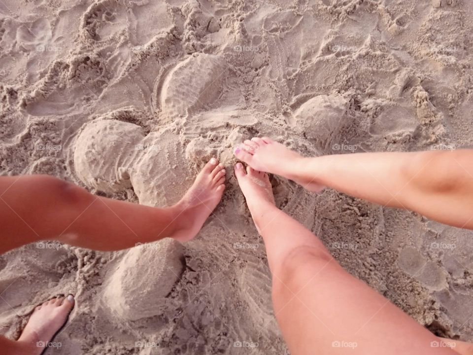 pies en arena de playa tortuga