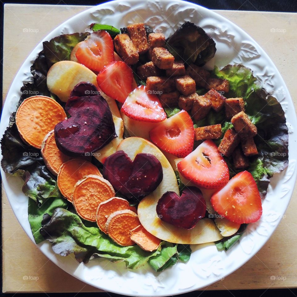 This summer salad was tasty AF. I topped a luscious mixture of spinach, chard and red leaf lettuce with roasted beets, Sweet potato, sliced strawberry, apple and tofu marinated in a glaze of molasses and teriyaki. This was an experiment gone right! I will definitely be making this again. 😍