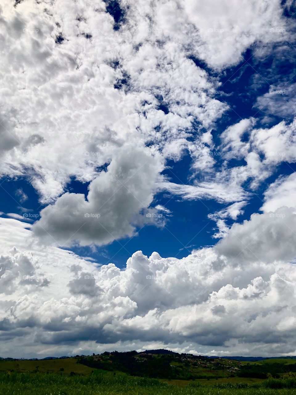 Cadê você, sol?
A tarde está bem abafada, mas as nuvens não deixam o Astro-Rei aparecer…
Pelo menos, há um azul no horizonte.
📸
#FOTOGRAFIAéNOSSOhobby