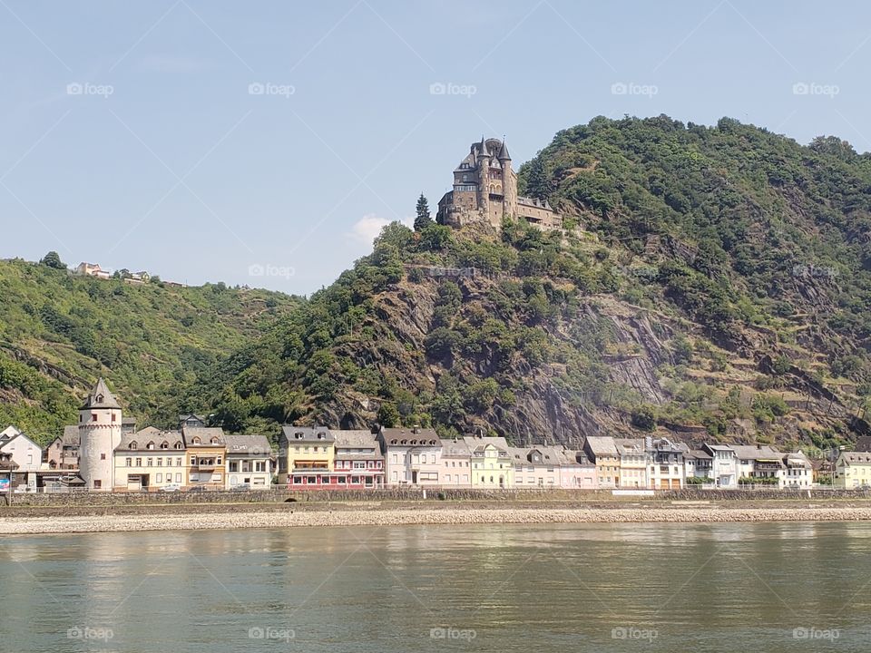 castillo en colina al lado del río