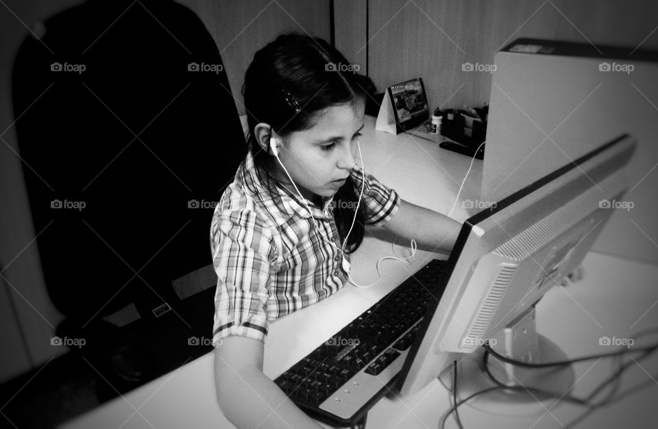 criança no computador