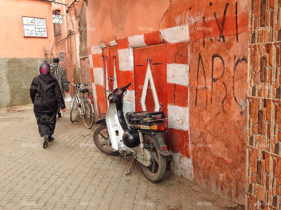 Walking an ally in Marrakech