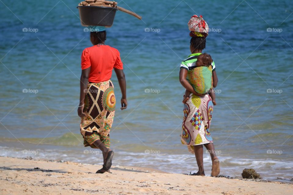 African women with children
