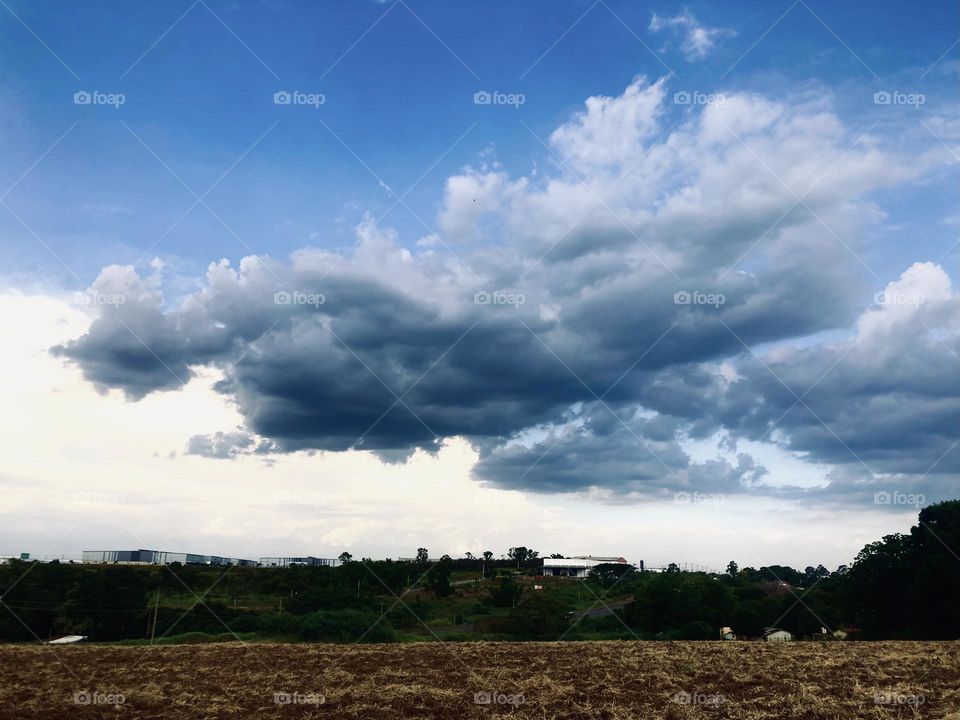 Acho que vai chover… olhe a nuvem escura querendo dominar o espaço!

Se vier, que venha mansa. 