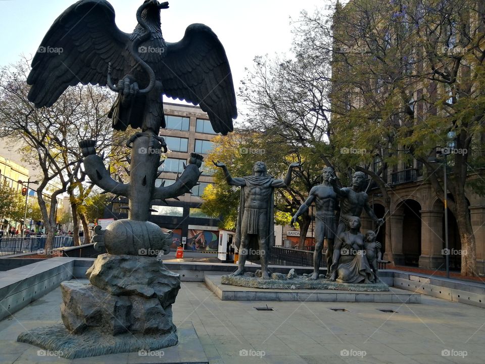 Monumento a la fundación de Tenochtitlan.
En la esquina que conforman las calles de Pino Suárez y Circuito Plaza de la Constitución en el centro de la Ciudad de México, se ubica la obra del escultor Carlos Marquina.