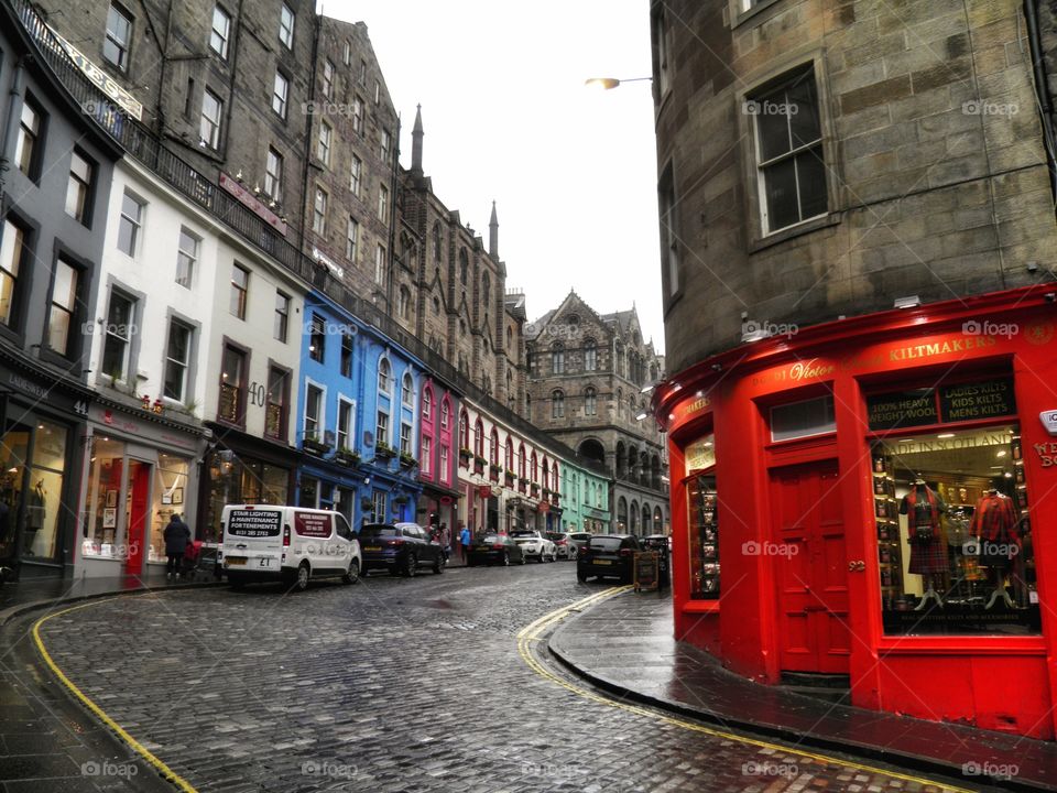 La célèbre Victoria Street à Édimbourg connu pour ressembler au chemin de traverse d'Harry Potter, rue coloré par ses vitrines