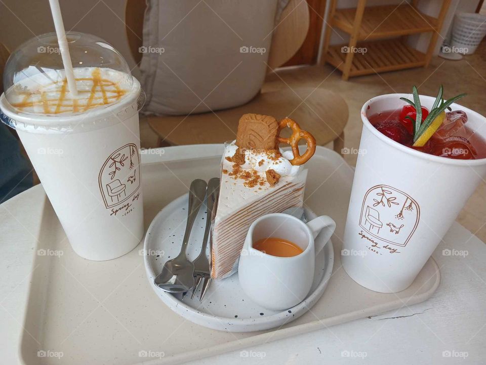 In Thailand there are many cafes.