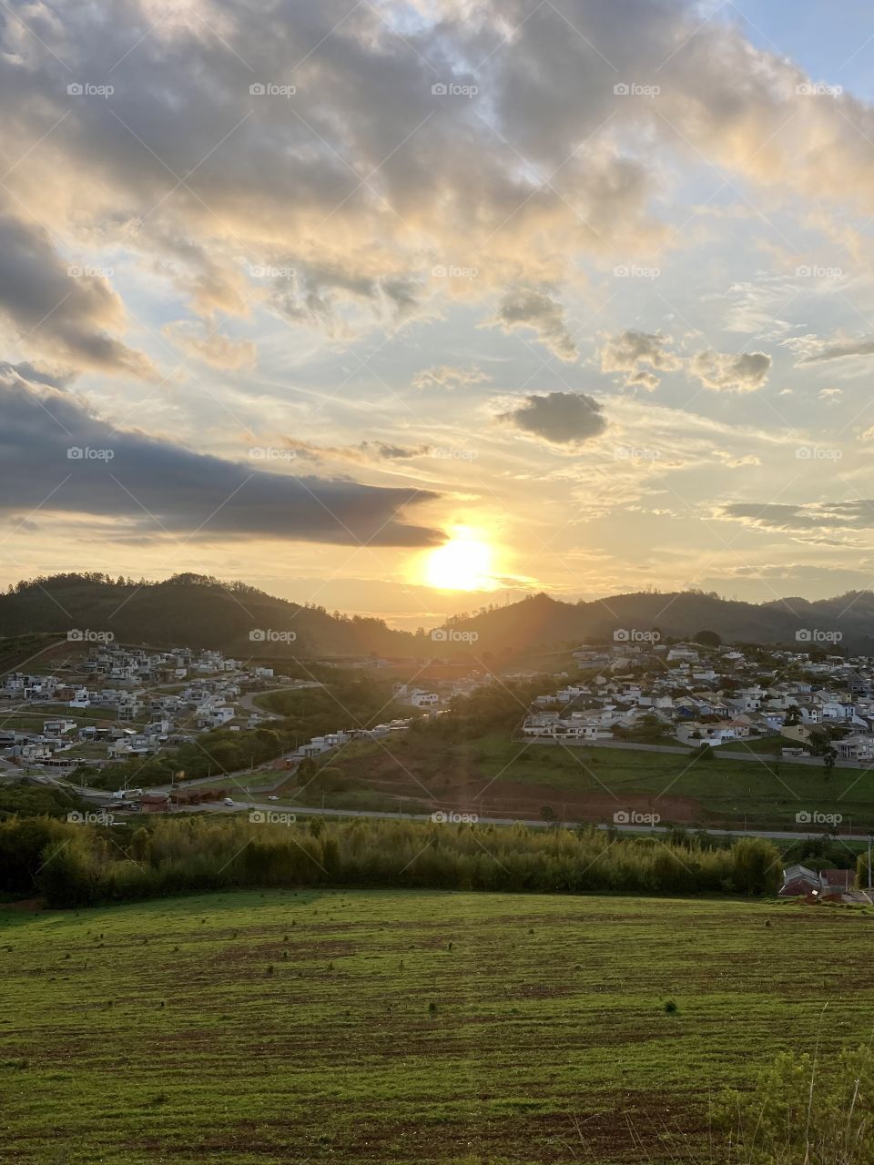 🇺🇸Very beautiful sunset! Look how the sun is still alive, lighting up the landscape. It is good to contemplate the infinite, isn't it? / 🇧🇷 Entardecer bonito! Olhe como o sol ainda está vivo, iluminando a paisagem. Faz bem contemplar o infinito, não?