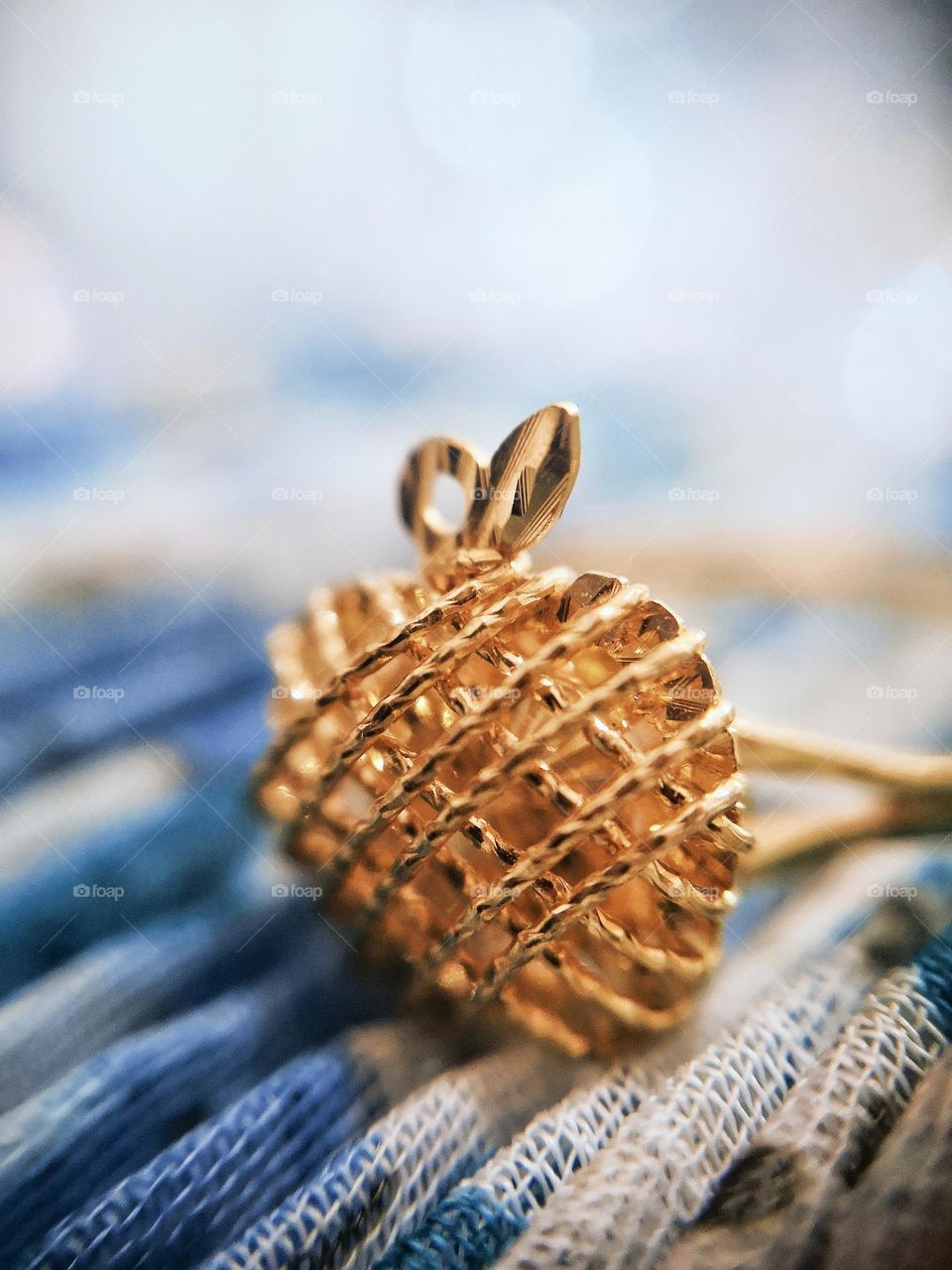 Apple-shaped gold ring