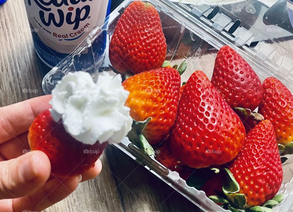 Strawberry & whipped cream don’t need a plate! 