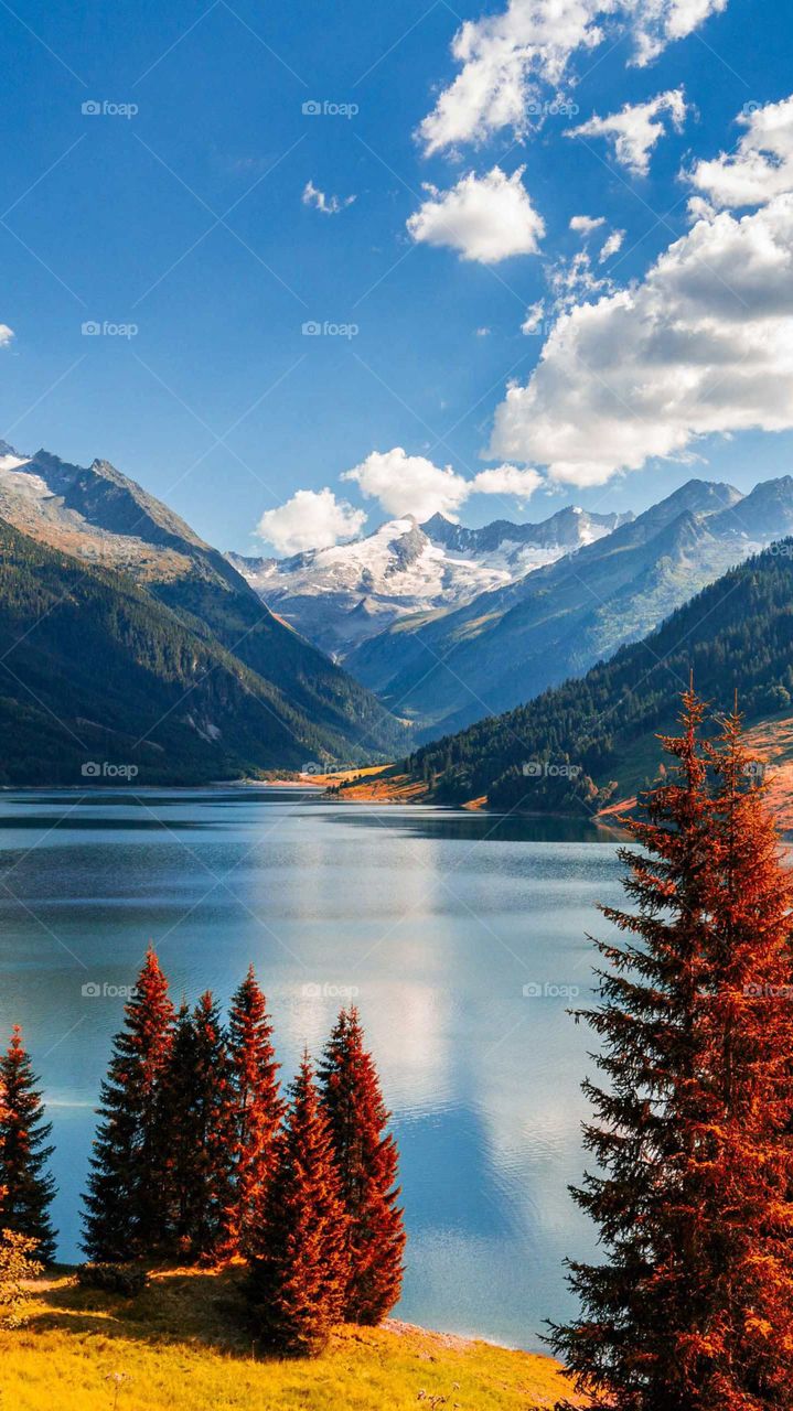 Der See mit Bergen und im Hintergrund der Schneeberg