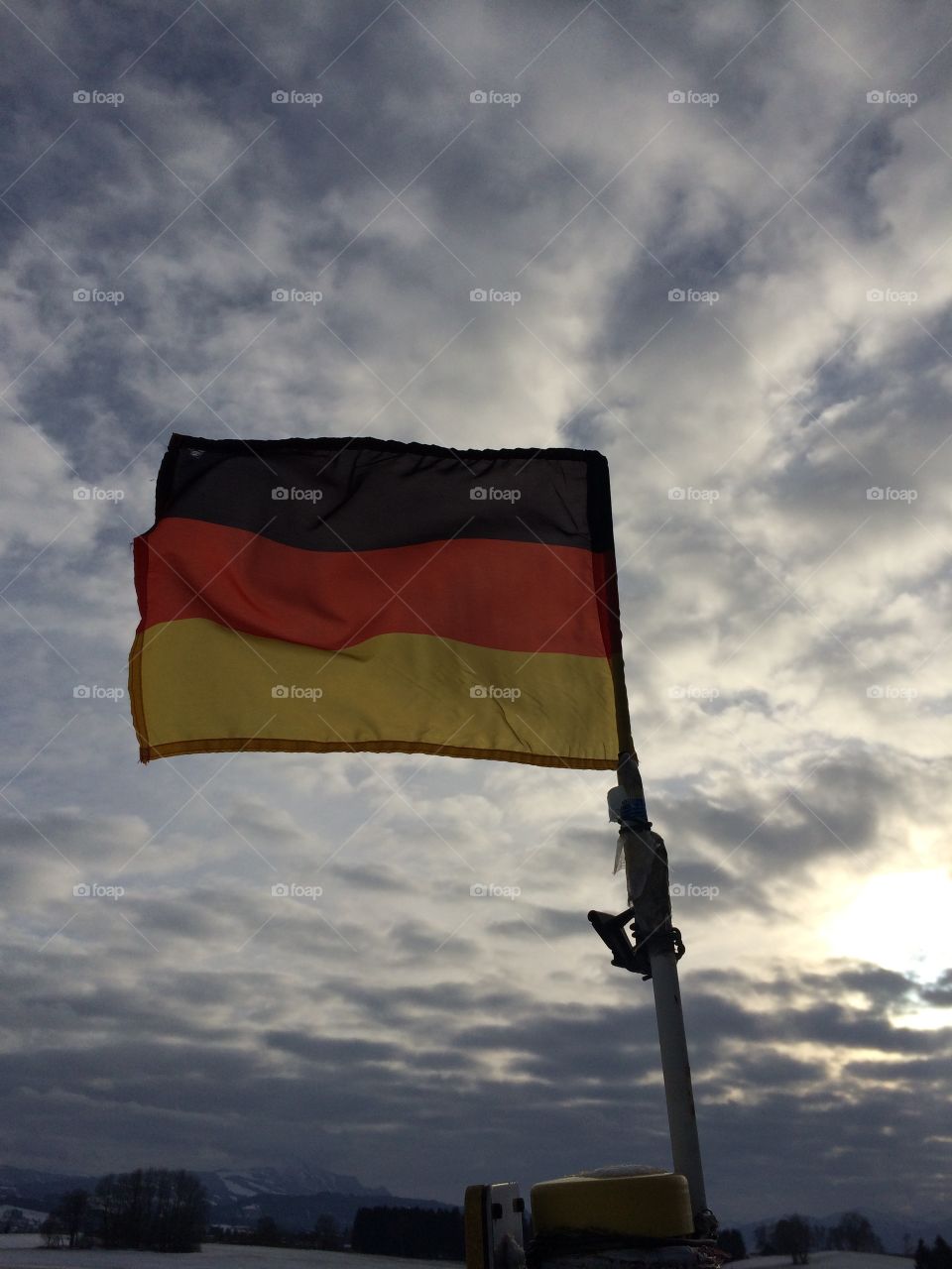 Flagge / Deutschland / Januar / kalt / Winter / sky / Wolken / Sonne / sun / schwarz/ rot / gold .