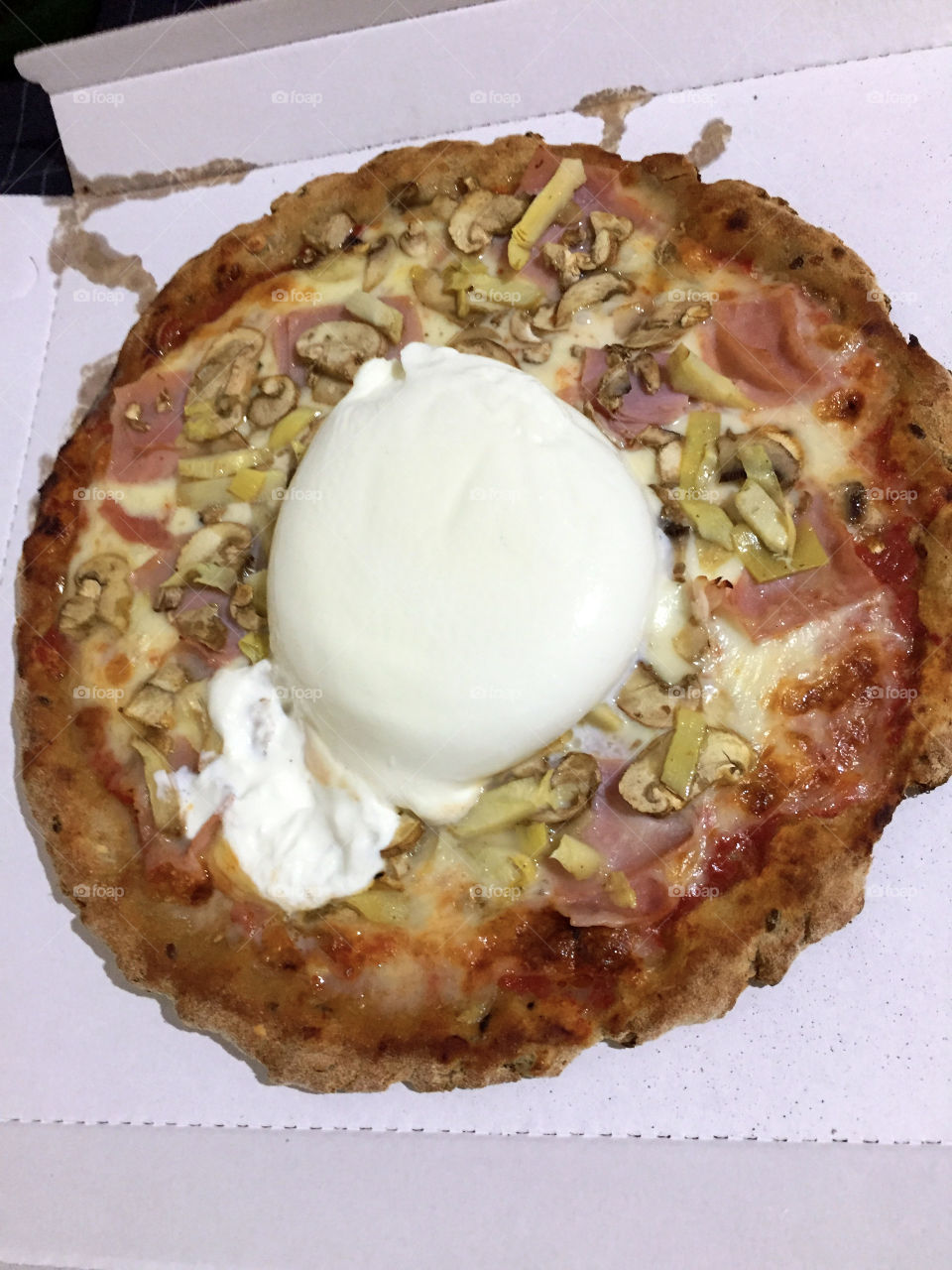 Pizza with burrata 