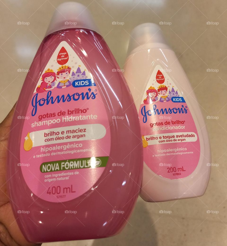O cuidado com a higiene  dos cabelos  e do couro cabeludo das crianças  é fundamental,  para mantê-los saudáveis. Jonhnsons gotas de brilho shampoo e  condicionador KIDS, com óleo de argan, protege, hidrata e repara contra danos...