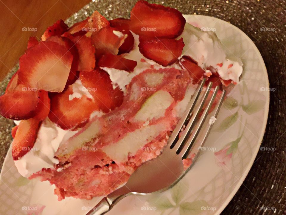 Cake with red berries 