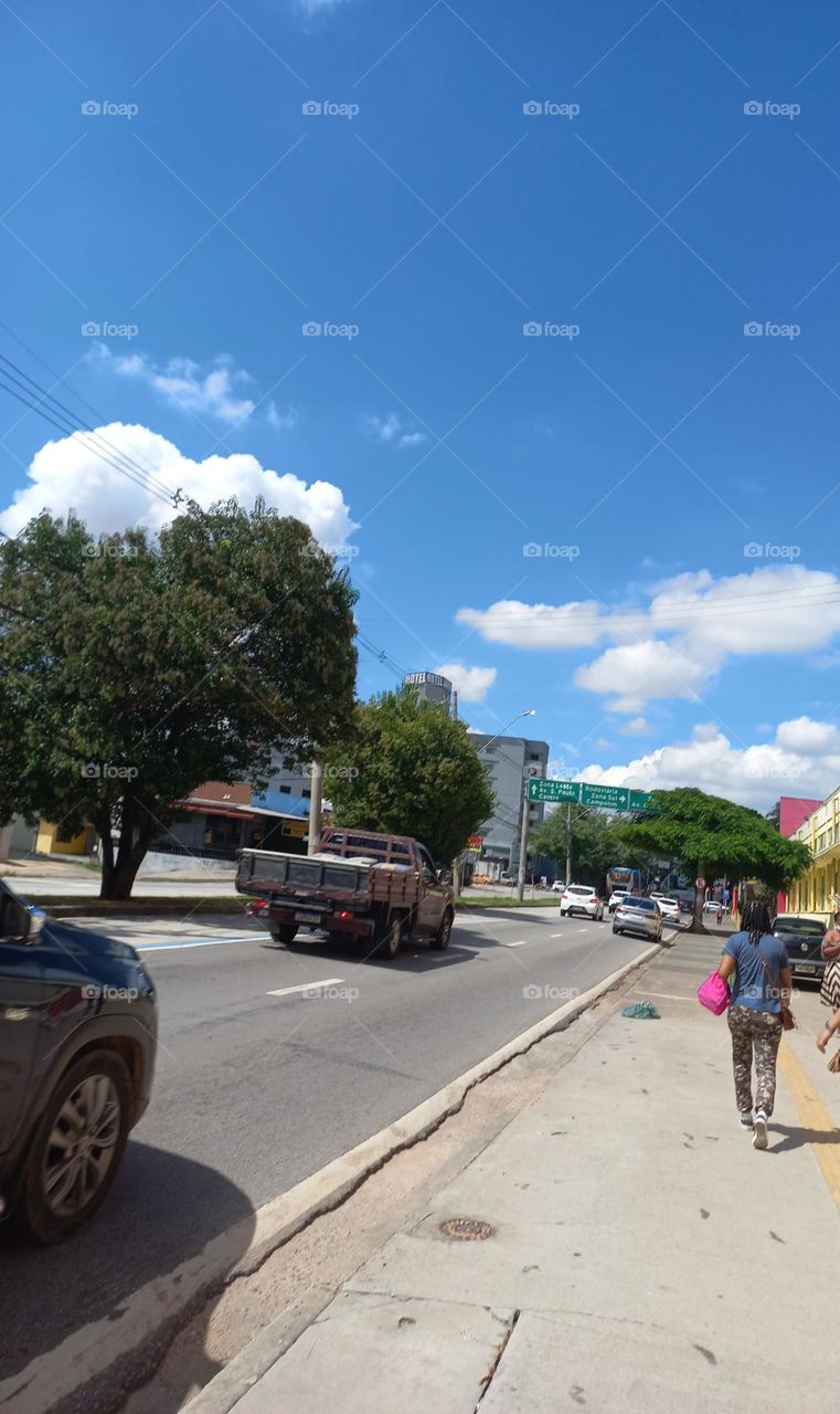 Céu azul belíssimo! Admirar o céu, é uma excelente  forma de gratidão  à vida. Olhar o céu, as nuvens belas e flutuantes, faz com que nos sentimos calmos e esperançosos.