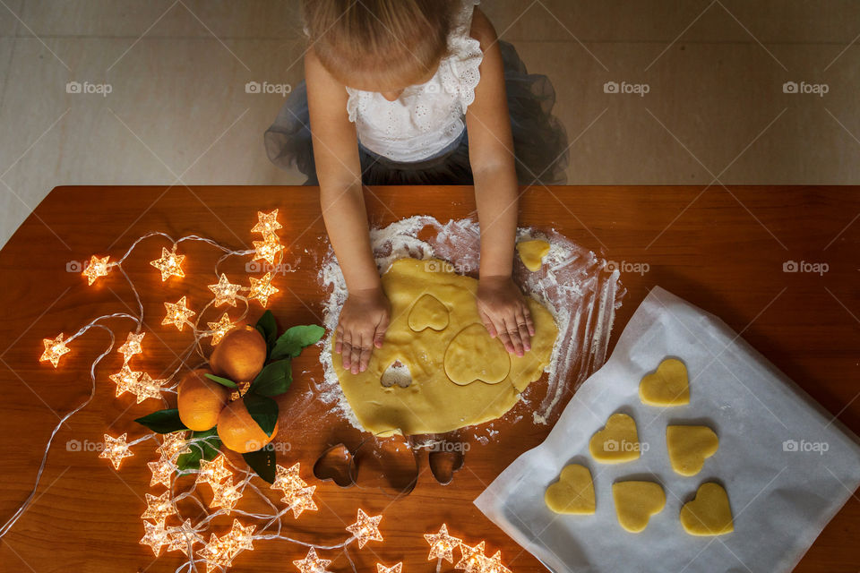 Children cooking ginger cookies 