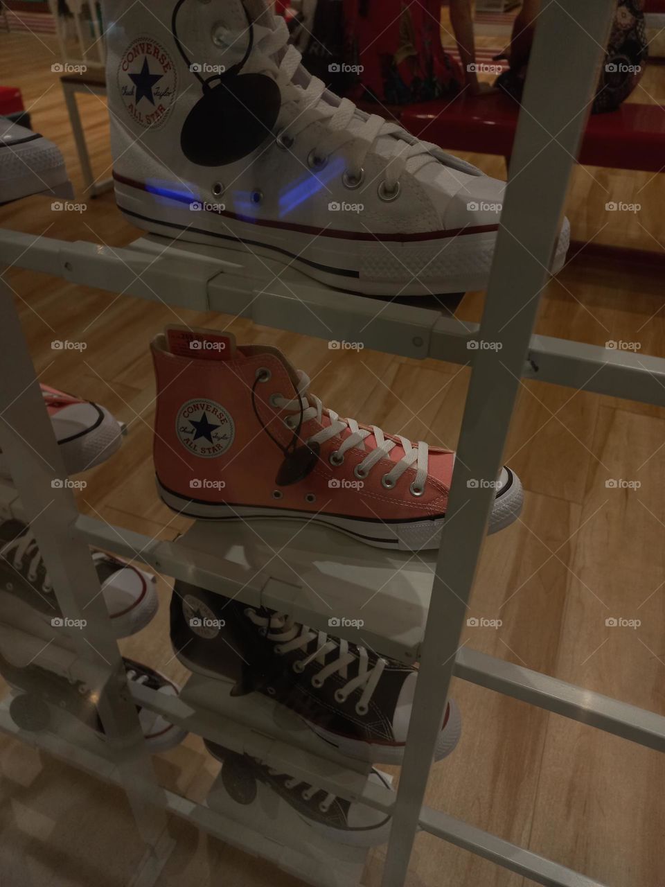 All Star de cano alto. O tênis é um clássico, perfeito para compor aquele look sofisticado e despojado