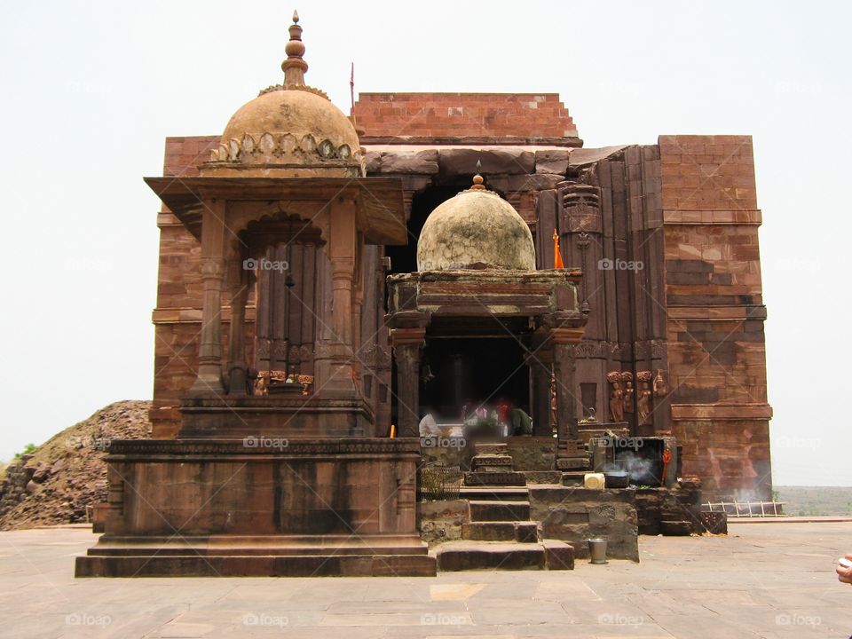 The enigmatic temple of Bhojpur is an incomplete Hindu temple situated in the Bhojpur Village of Madhya Pradesh. Dedicated to Lord Shiva, it houses a 7.5 feet high lingam in its sanctum. It is the tallest lingam of its kind in the world.