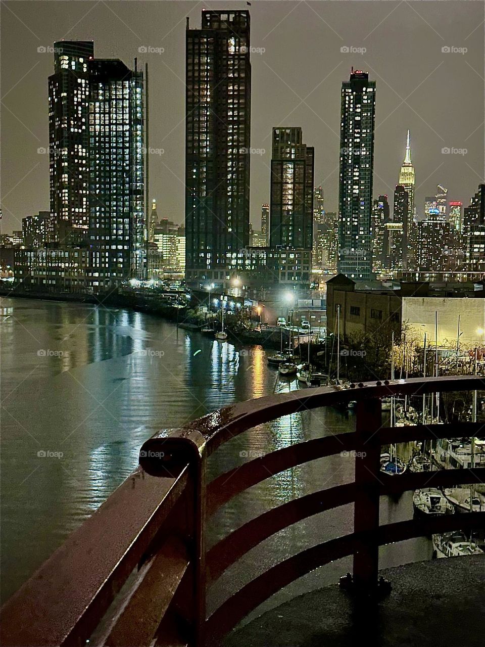 This is a spectacular view of „Newtown Creek“ from the „Pulaski Bridge“ in LIC, Queens on an already dark winter afternoon in early December 2023. LIC and „Manhattan“ including the „Kreisler Building“ can be seen from here. Hypnotic Productions
