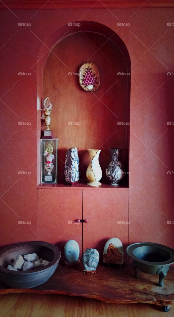 The Unique shapes of stones , design, lines and those shape of trophies and the big vase, the wood table, flowers above it are made from shells and etc. that i found inside our home.