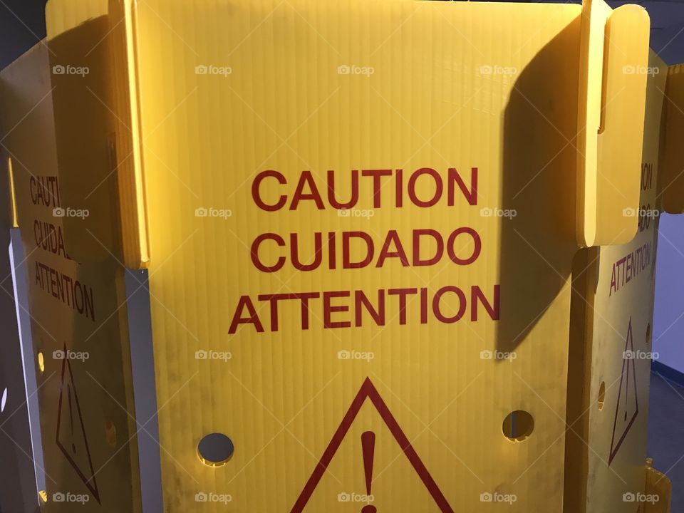 Caution cuidado attention 