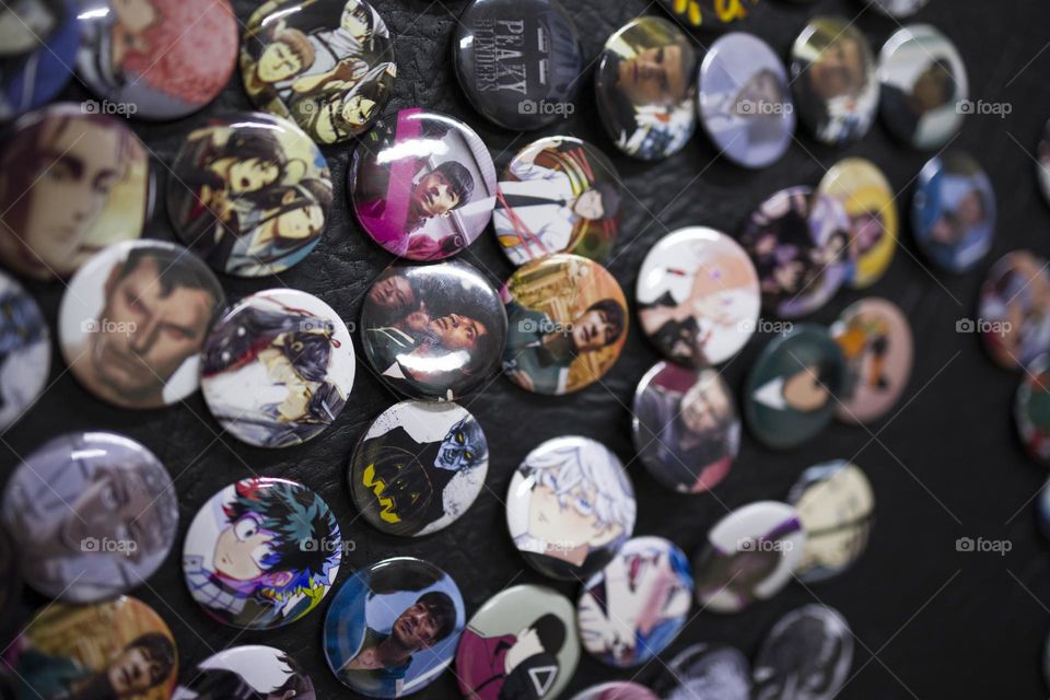 round icons with popular actors and singers