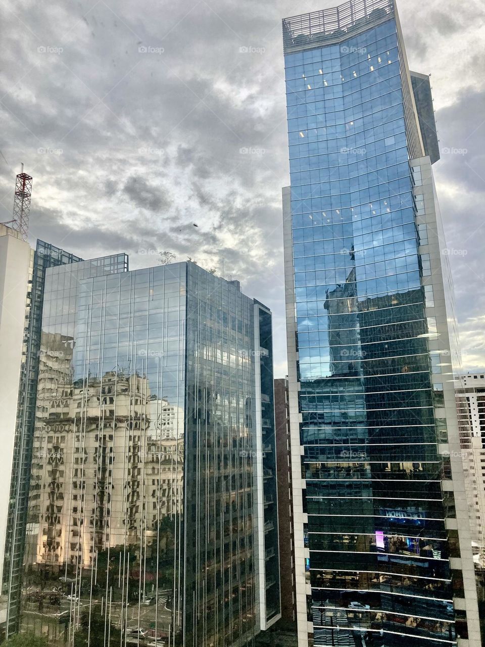 São Paulo e seus prédios incríveis!
Consegui esse clique bem bacana: os arranha-céus refletindo as construções do outro lado da rua, graças ao reflexo dos seus espelhos!
📸
#FOTOGRAFIAéNOSSOhobby
#paisagem #sp #cidade #sãopaulo #prédios #reflexo