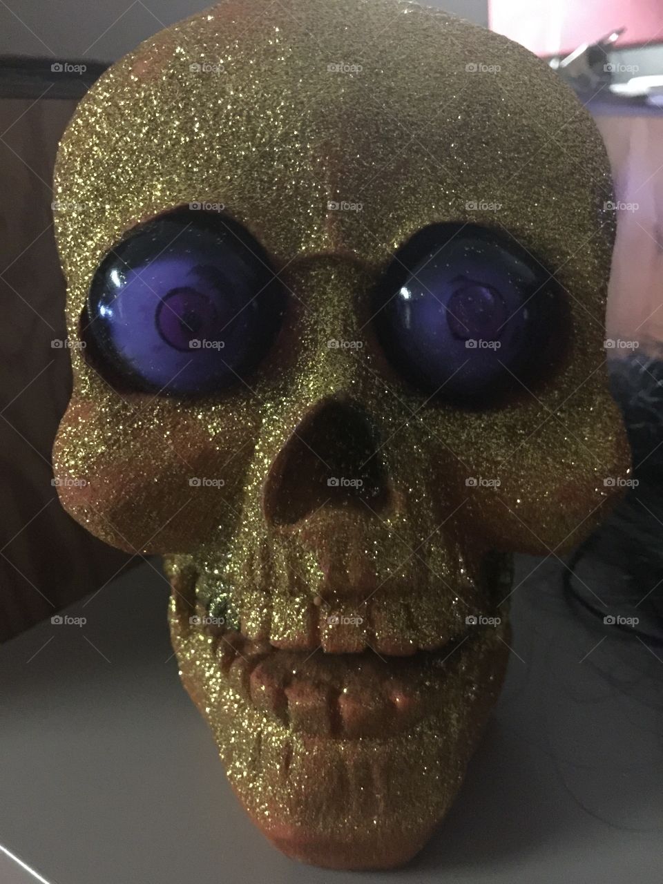 Gold glitter skull can see!