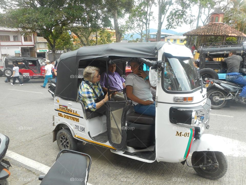 Transporte informal por los pueblos de Colombia.