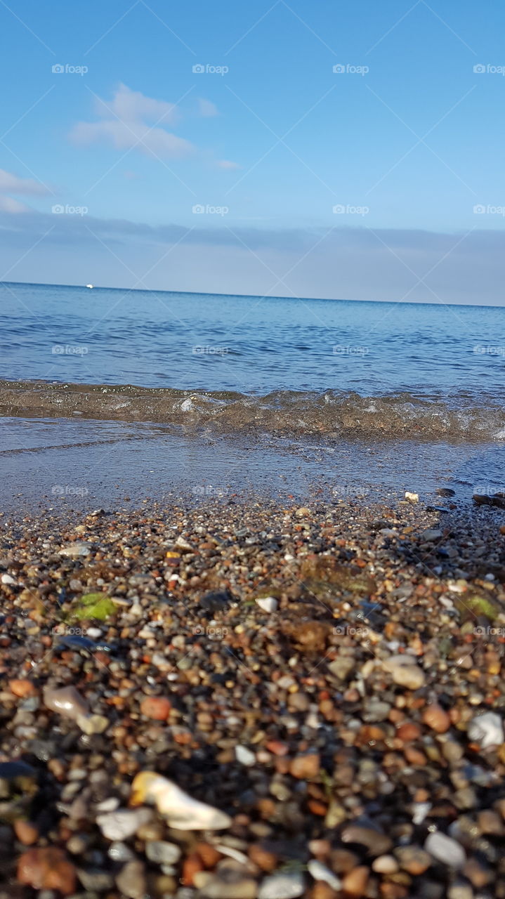 Am Strand mit Muscheln, Steinchen und Algen, kann man die Welt um sich herum vergessen.