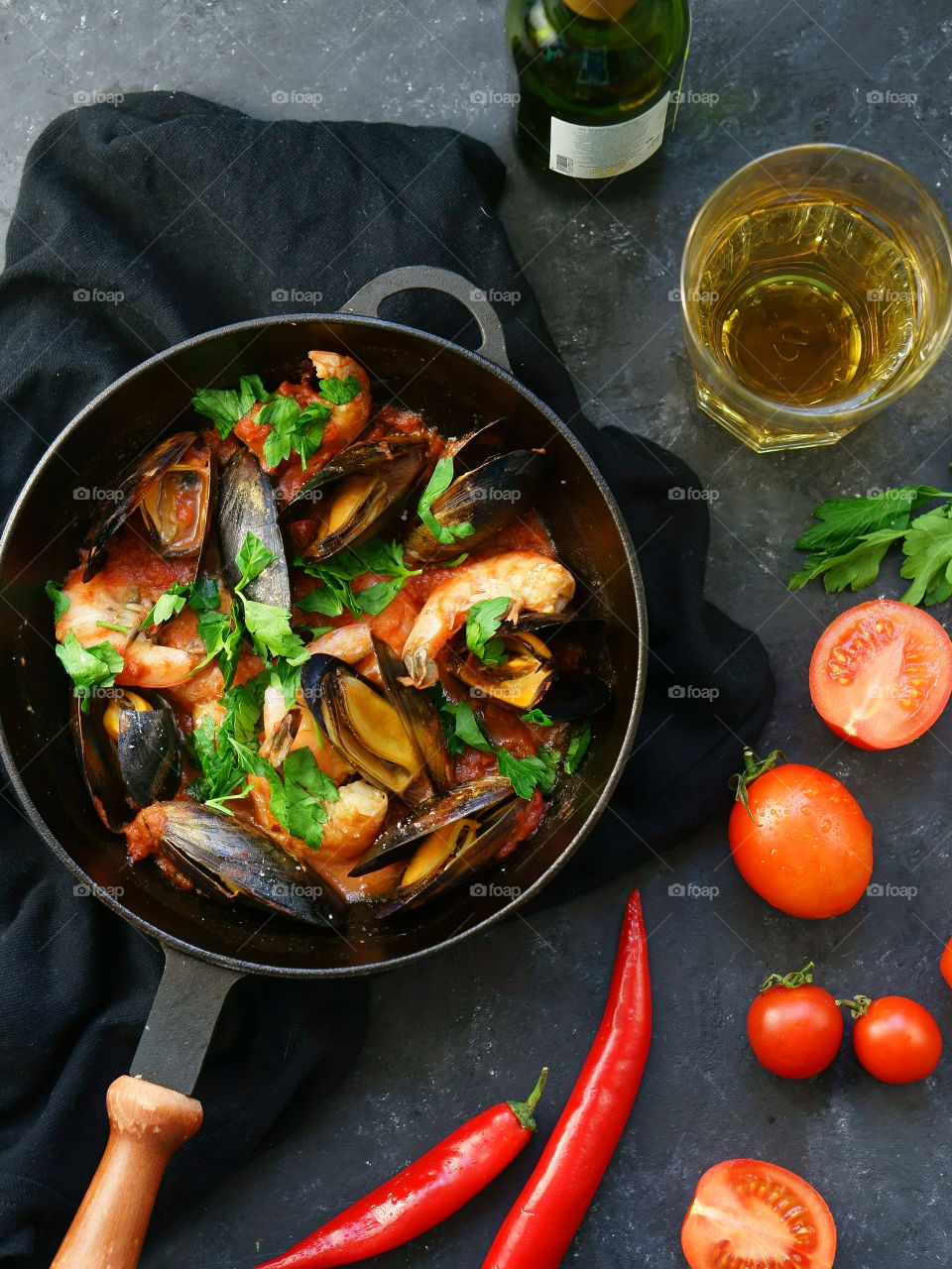 Pan with mussel and tomatos