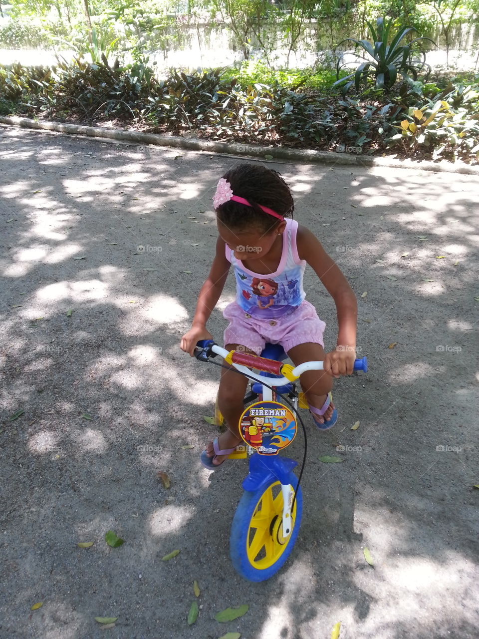 criança bicicleta parque linda cores sol felicidade