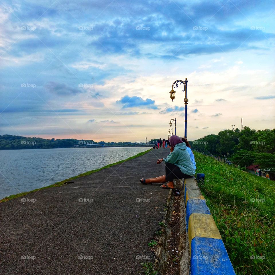 While waiting for the time to break the fast, relax by the beautiful lake