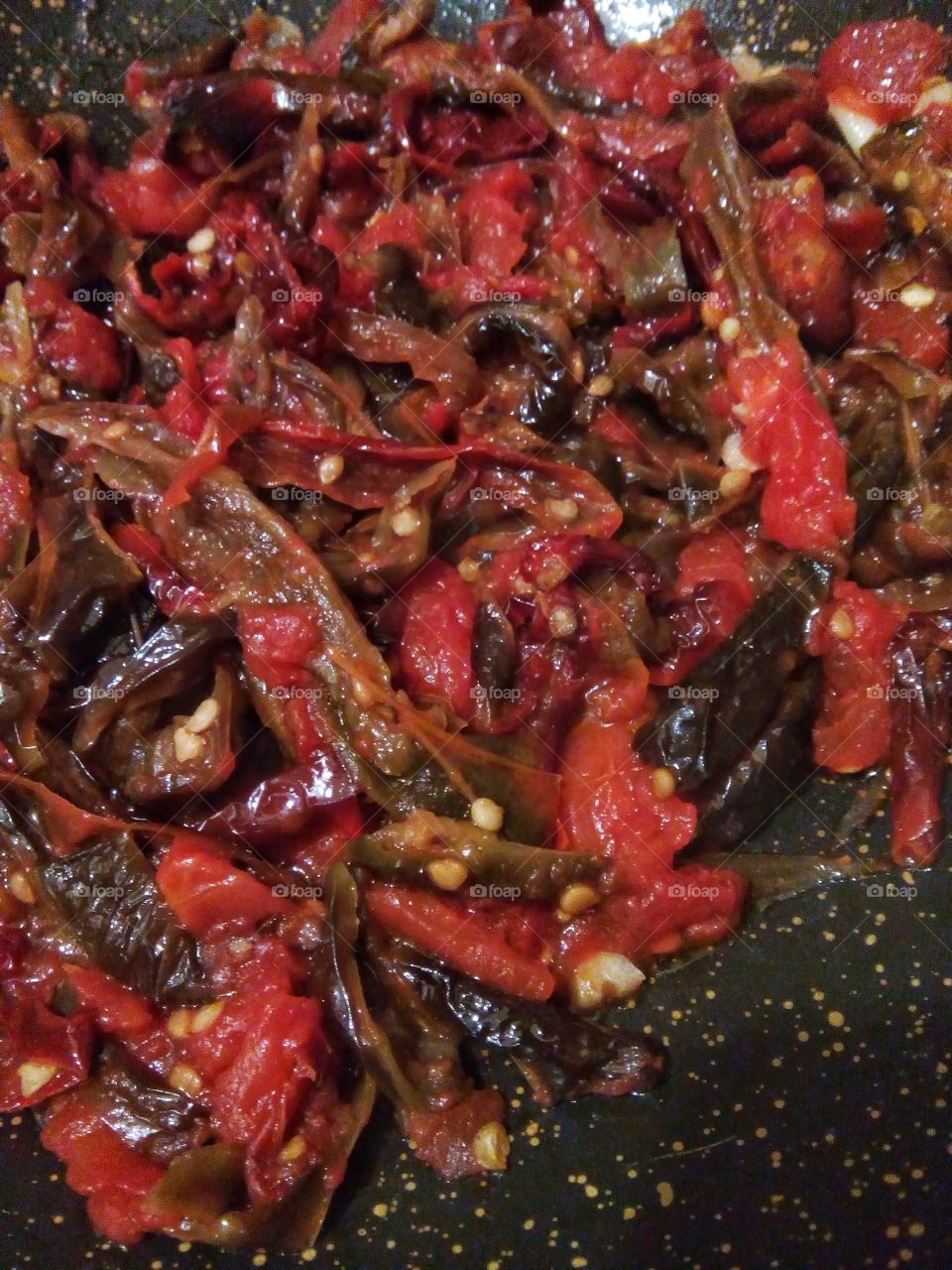 Peperoni secchi, olio d'oliva, pomodoro e aglio.