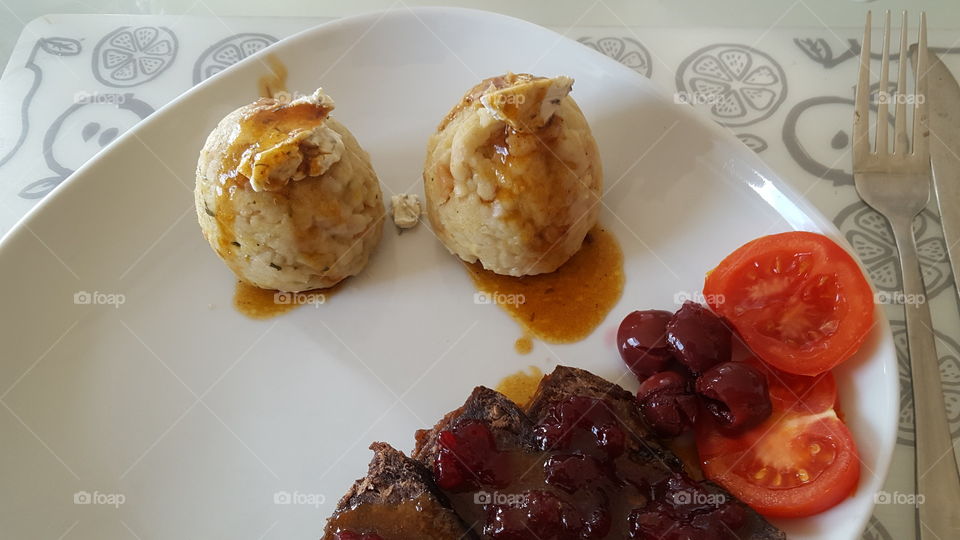 Sauerbraten mit Klöße und Tomaten und Kirschen 🤗🍒🌞