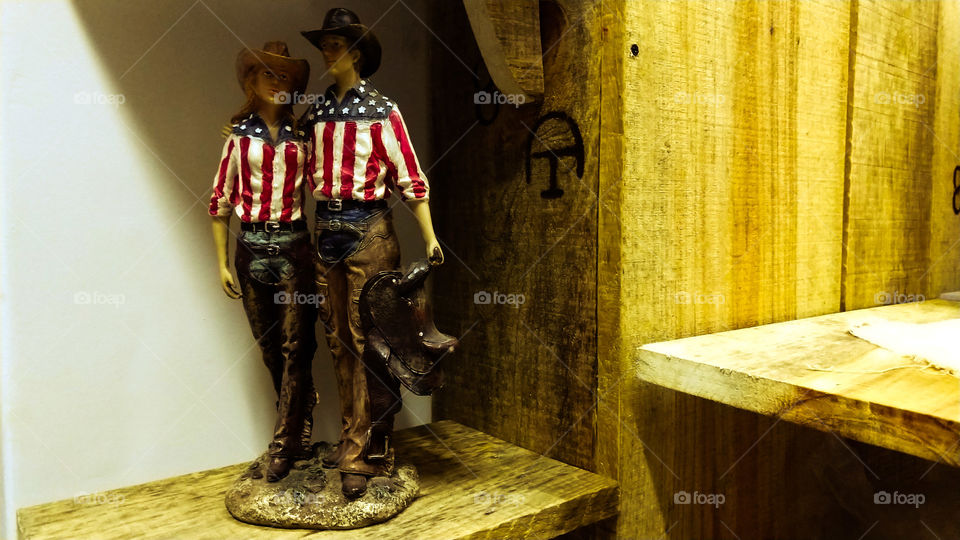 Mini esculturas de pessoas country. Madeiras, tábuas, decoração. Camisas de bandeiras dos EUA.