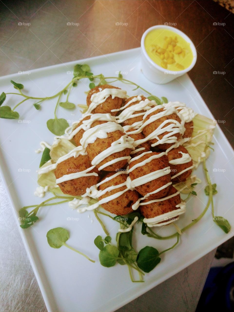 Bolinho de aipim com carne seca e cream cheese.