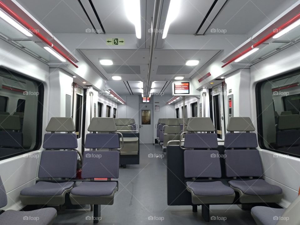 Interior de un tren sin gente