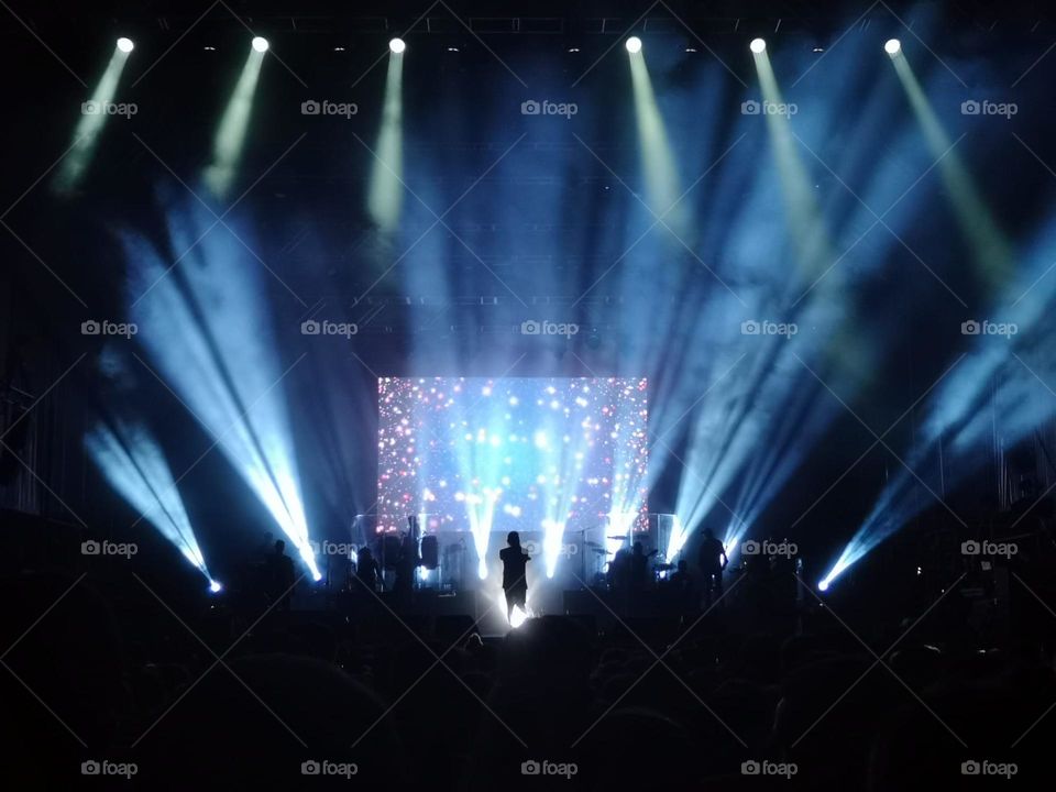 Disfrutando de un concierto veraniego en la ciudad.