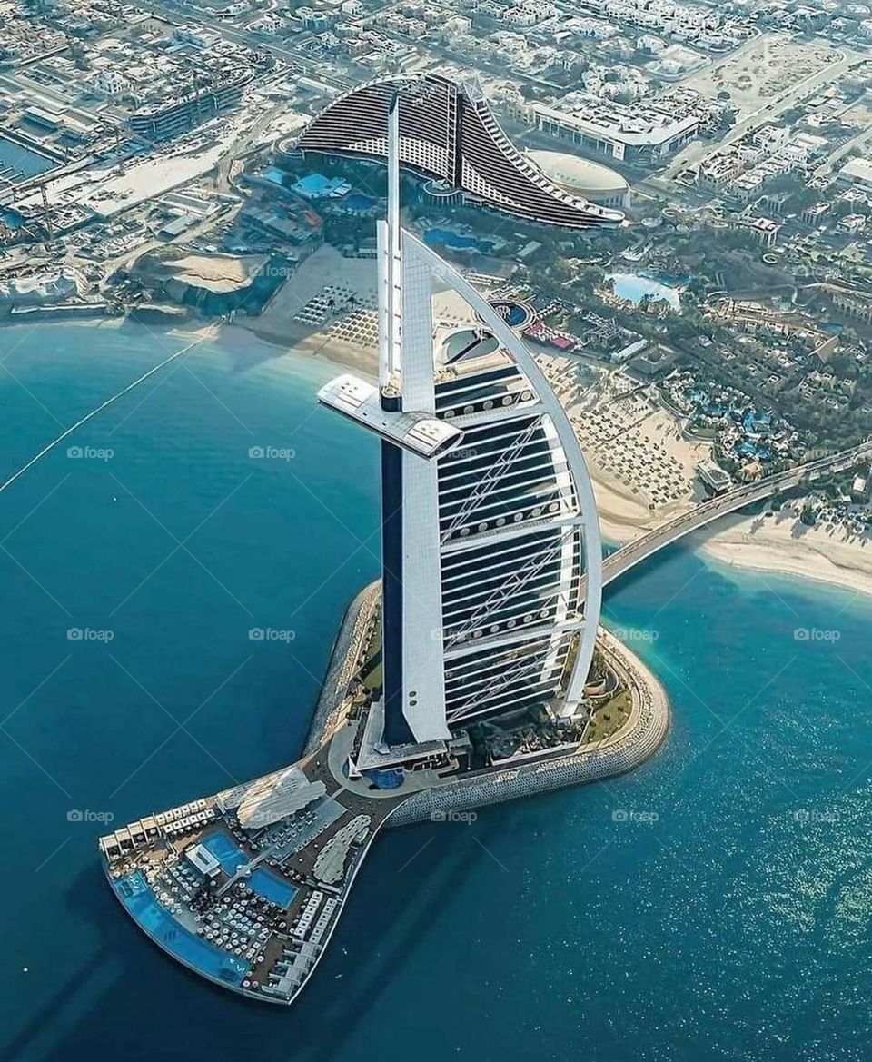 A very beautiful coastal picture on the beach, and the sweetness of the calm water in it is more than wonderful